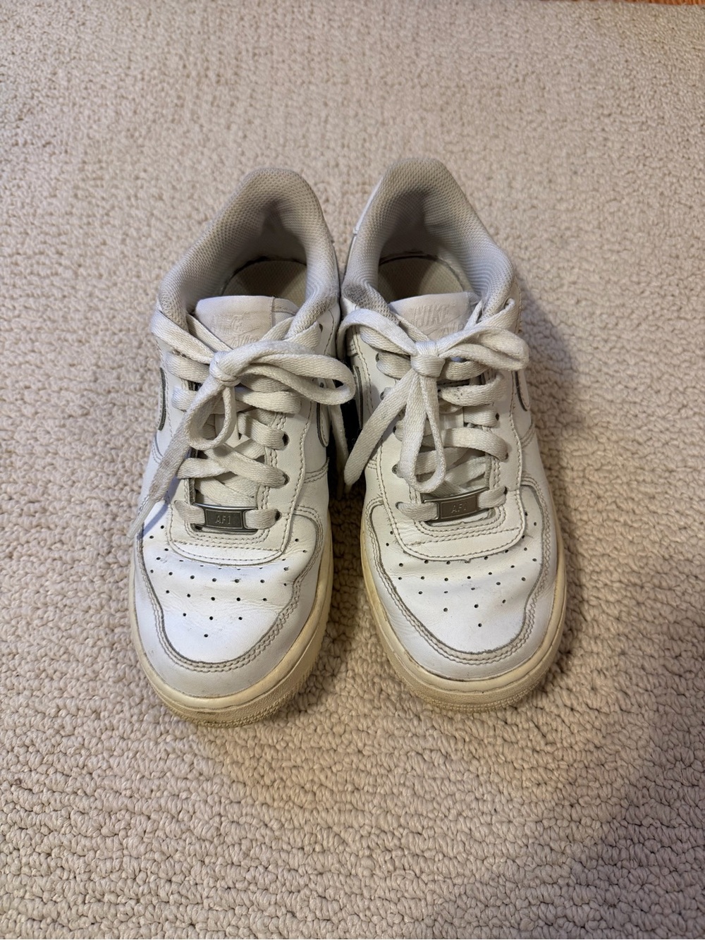 Nike White Kids Sneakers with Lace-Up Design